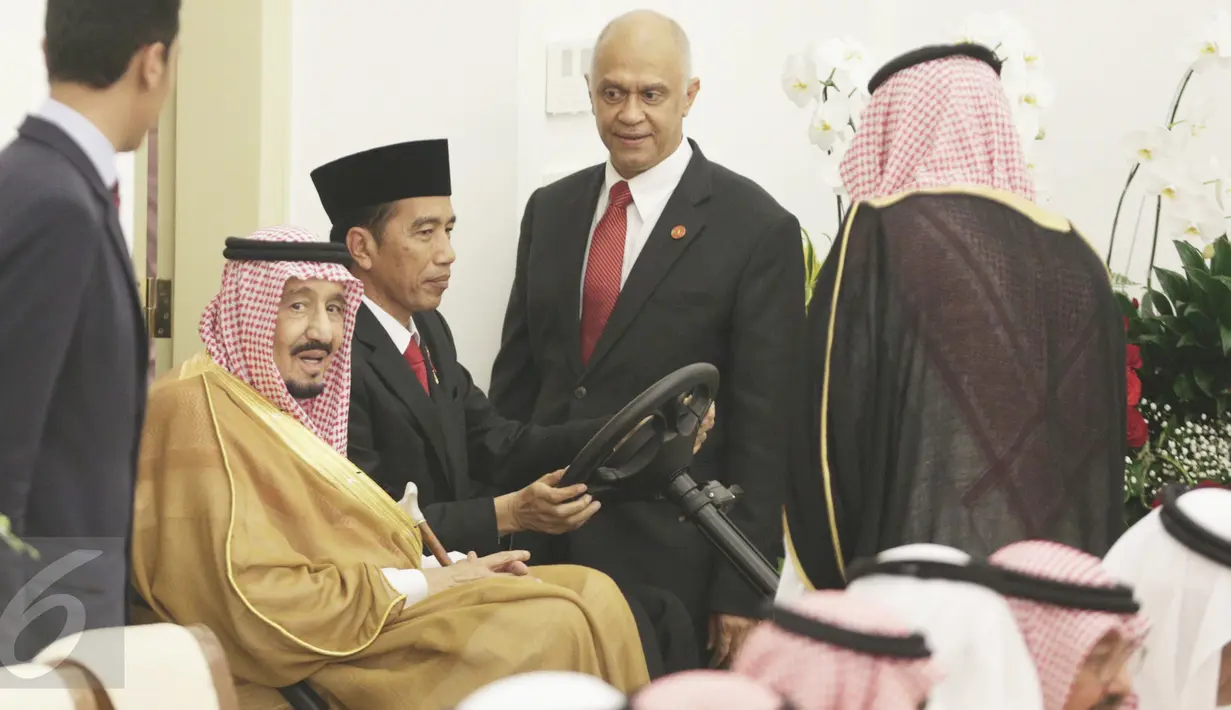 Raja Arab Saudi Salman bin Abdulaziz Al-Saud bersama Presiden Jokowi di Istana Bogor, Jawa Barat, Rabu (1/2). Pemerintah Arab berencana akan menanamkan investasi senilai Rp300 triliun di Indonesia. (Liputan6.com/Angga Yuniar) 