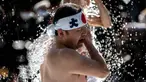 Seorang penganut agama Shinto menyiramkan air dingin ke tubuhnya di Kuil Kanda Myojin di Tokyo pada tanggal 13 Januari 2024. (Philip FONG/AFP)