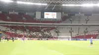 Suasana Stadion Utama Gelora Bung Karno (SUGBK) tampak lengang saat Timnas Indonesia U-22 menghadapi Lebanon pada laga uji coba, Jumat (14/4/2023) malam WIB. (Bola.com/Abdul Azis)
