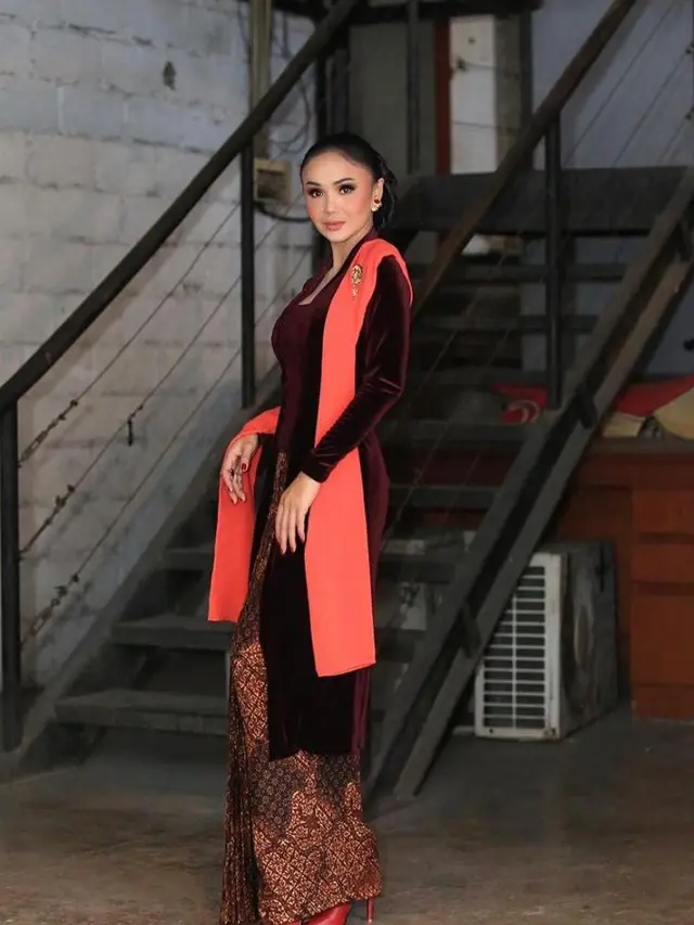 6 Pesona Yuni Shara Berkebaya, Makin Menawan dan Awet Muda di Usia 50 Tahun