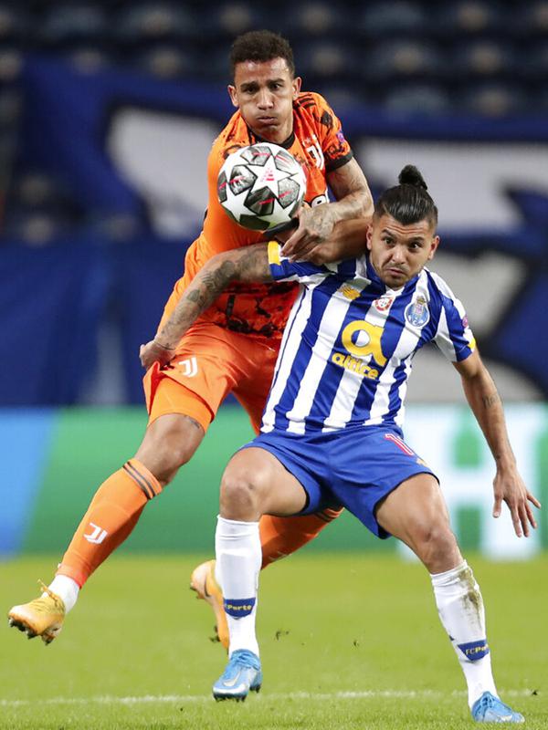 Pemain Juventus Danilo (belakang) memperebutkan bola dengan pemain FC Porto Jesus Corona pada leg pertama babak 16 besar Liga Champions di Stadion Dragao, Porto, Portugal, Rabu (17/2/2021). FC Porto menang 2-1. (AP Photo/Luis Vieira)