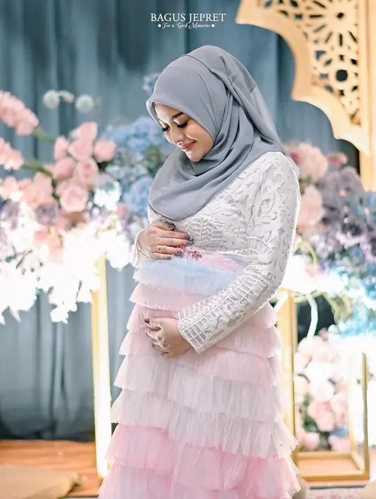 Penampilan sang bumil Aurel yang kini memasuki usia kehamilan 4 bulan tak luput dari perhatian. [Foto: IG/ashanty_ash/aurelie-hermansyah].