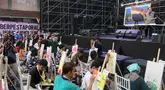 Presiden ke-enam Republik Indonesia, Susilo Bambang Yudhoyono (SBY) saat melukis saat gelaran hari ketiga atau terakhir Festival Musik Pestapora 2024 di JIExpo Kemayoran, Jakarta, Minggu (22/9/2024). (Liputan6.com/Herman Zakharia)
