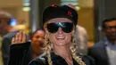 <p>Selebritas Amerika Serikat Paris Hilton melambai kepada fotografer saat tiba di Bandara Internasional Chhatrapati Shivaji, Mumbai, India, 19 Oktober 2022. Wanita 41 tahun itu mengenakan pakaian olahraga hitam beludru dengan hiasan kepala. (AP Photo/Rafiq Maqbool)</p>