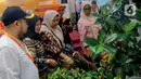 Mengusung tema ‘Sinergi Global Menuju Kota Hijau Berkelanjutan’, Festival Urban Farming edisi ke-4 ini diikuti oleh 50 tenan yang menampilkan berbagai produk pertanian urban seperti tanaman, pupuk, bibit tanaman hingga buah-buahan. (Liputan6.com/Herman Zakharia)