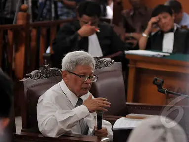 Tim kuasa hukum KPK menghadirkan dosen Universitas Padjajaran, Bernard Arif Sidharta untuk menjadi saksi ahli dalam sidang praperadilan Komjen Budi Gunawan (BG) di Pengadilan Negeri Jakarta Selatan, Jumat (13/2/2015). (Liputan6.com/Johan Tallo)