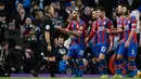 Wasit Graham Scott (kiri) membahas dengan para pemain Crystal Palace saat menghadapi Manchester City pada pertandingan Liga Inggris di Etihad Stadium, Manchester, Inggris, Sabtu (18/1/2020). Laga berakhir 2-2. (AP Photo/Rui Vieira)