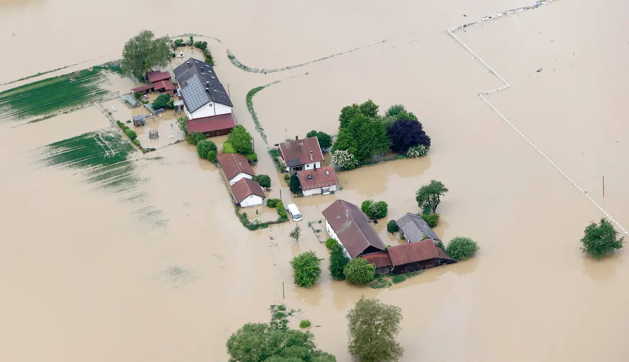 Kondisi di desa Bavarian yang dilanda banjir, Munich , Jerman , 2 Juni 2016. Akibat banjir ini aliran listrik diputus agar tidak menimbulkan hal - hal yang tidak diinginkan. (REUTERS / Michaela Rehle)