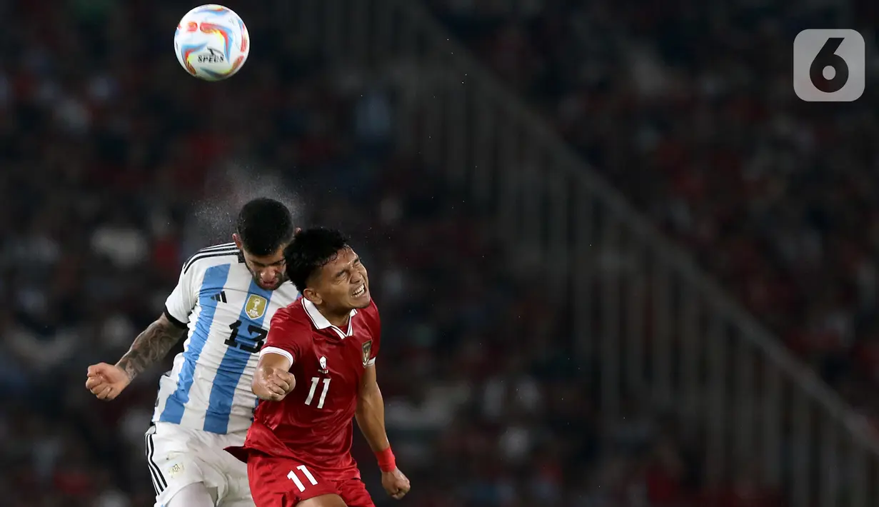 Pemain Timnas Indonesia Dendy Sulistyawan (kanan) berebut bola atas dengan pemain Argentina Cristian Gabriel Romero saat laga FIFA Matchday di Stadion Utama Gelora Bung Karno (SUGBK), Jakarta, Senin (19/6/2023). (Liputan6.com/Helmi Fithriansyah)