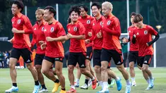 Takefusa Kubo (tengah) bersama para pemain Timnas jepang melakukan pemanasan saat sesi latihan menjelang laga lanjutan putaran ketiga Kualifikasi Piala Dunia 2026 melawan Timnas Indonesia yang berlangsung di Lapangan A, Kompleks Stadion Utama Gelora Bung Karno (SUGBK), Senayan, Jakarta, Rabu (13/11/2024). (Bola.com/Bagaskara Lazuardi)