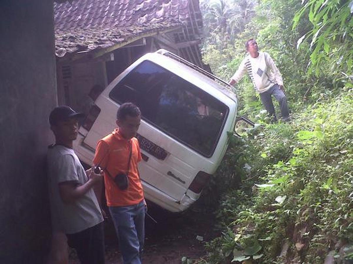 Jatuh dari tebing setinggi 4 meter, minibus hantam rumah warga