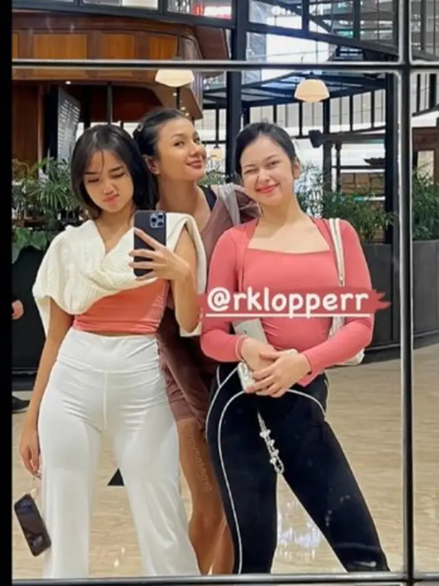 Potret Kebersamaan Fuji dan Rebecca Klopper