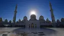 Suasana di halaman Masjid Agung Sheikh Zayed di ibukota UEA Abu Dhabi (15/3). Setelah sheikh Zayed wafat pada tahun 2004, proses pembangunan masjid dilanjutkan oleh putranya. (AFP Photo/Giuseppe Cacace)