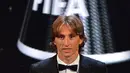 Bintang sepak bola Kroasia, Luka Modric berpose dengan trofi Pemain Terbaik Pria FIFA 2018 dalam The Best FIFA Football Awards di London, Senin (24/9). Torehan itu pun menghentikan dominasi Ronaldo dan Messi selama satu dekade terakhir. (Ben STANSALL/AFP)