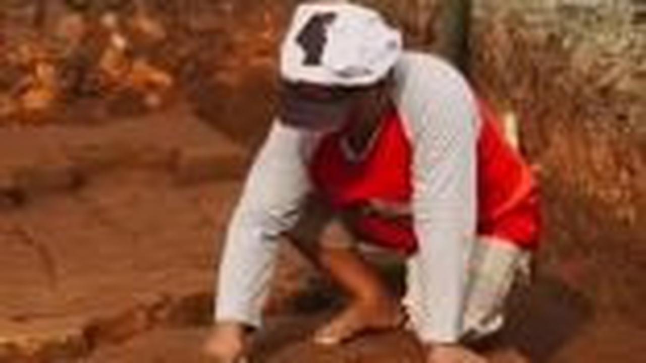 Selain pagar utara Bhre Kahuripan beserta tiga tapak gapura, terungkap pula jika para arkeolog telah berhasil menemukan sejumlah pecahan gerabah. <br>