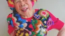 Emiko (93) nenek asal Jepang menjadi model untuk pakaian yang dibuat oleh cucunya. Sang cucu, Chinami Mori seringkali membuat pakaian warna cerah dan pelangi yang ia buat dengan teknik tenun khusus yang disebut Saori. (mymodernmet.com)