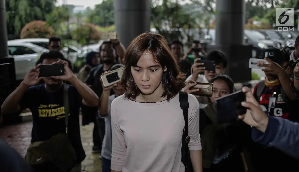 Model yang juga artis, Renata Kusmanto bergegas memasuki Kejaksaan Negeri Jakarta Selatan, Kamis (19/4). Dengan mobil terpisah, Renata mendampingi suaminya, Fachri Albar yang hari ini kasus narkobanya dilimpahkan ke Kejari. (Liputan6.com/Faizal Fanani)