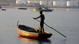 Nelayan menggunakan tiang mendorong perahu kayunya saat memancing di daerah Port Cite Soleil di Port-au-Prince, Haiti (17/3). Penduduk Cite Soleil sebagian besar hidup dalam kemiskinan ekstrem. (AP Photo/Dieu Nalio Chery)