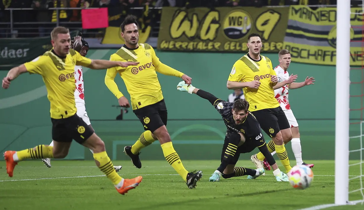 Di awal laga, RB  Leipzig langsung membuka ancaman di menit ke-9. Mohamed Simakan melepas tembakan di kotak penalti. Namun, tembakannya masih bisa diblok bek Dortmund. (Jan Woitas/dpa via AP)