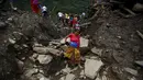 Seorang wanita berjalan di daerah yang terkena longsor di Desa Lumle, Nepal (30/7/2015). Tanah longsor yang dipicu hujan deras tersebut menewaskan sedikitnya 30 orang dan menghacurkan puluhan rumah. (REUTERS/Navesh Chitrakar)