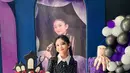 Tak hanya kejutan sederhana, Ayu Ting Ting Ting juga menggelar pesta ulang tahun untuk sang anak. Bernuansa ungu dan hitam, serta dekorasi yang unik, pesta ulang tahun Bilqis tampak meriah.(Liputan6.com/IG/@mom_ayting92_)