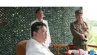Pemimpin Korea Utara Kim Jong-un terlihat dengan ponsel lipat yang menyerupai Samsung Galaxy Z Flip pada hari Rabu. (KCNA)