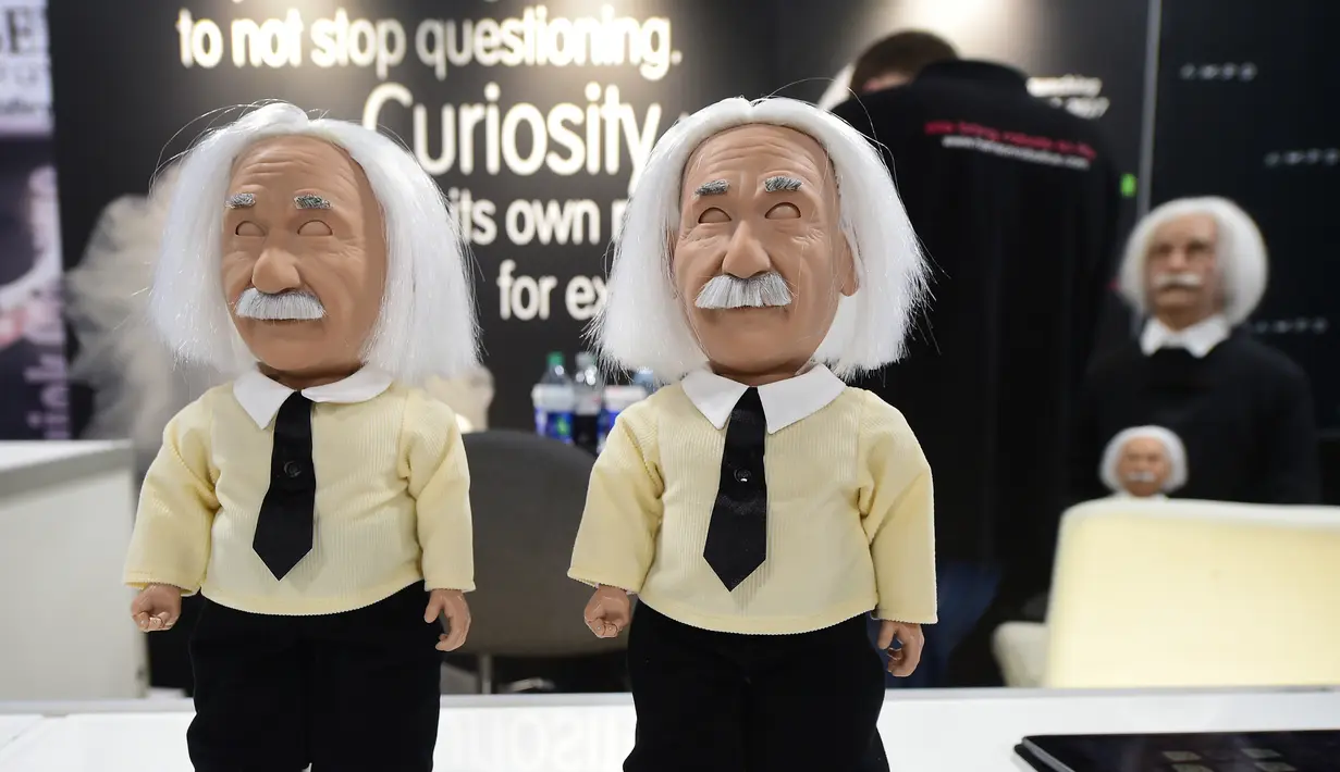 Robot berwajah Profesor Albert Einstein di Consumer Electronic Show (CES) 2017 di Las Vegas, Nevada, AS (5/1). Robot ini memiliki 50 ekspresi realistis seperti lidah dan mata yang bisa bergerak. (AFP Photo/ Frederic J. Brown)