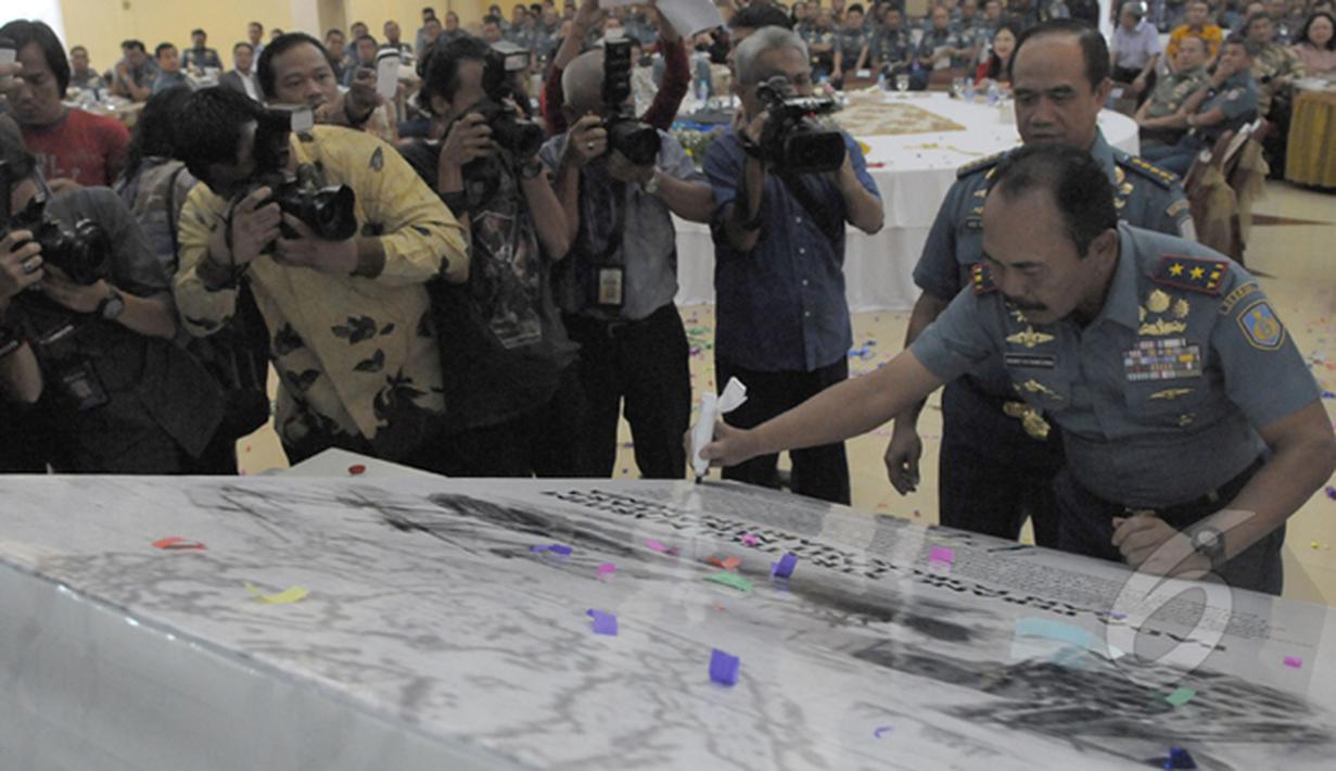 Komandan Seskoal Laksamana Muda TNI, Herry Setianegara menandatangani peluncuran buku berjudul "Strategi Maritim pada Perang Laut Nusantara dan Poros Maritim Dunia", Jakarta, Kamis (5/2/2015). (Liputan6.com/Andrian M Tunay)