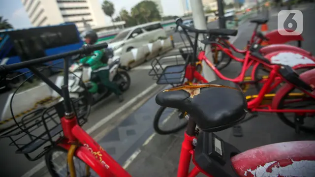 FOTO: Tak Terawat, Layanan Sepeda Sewa Bikin Pedestrian Budaran HI Tampak Kumuh
