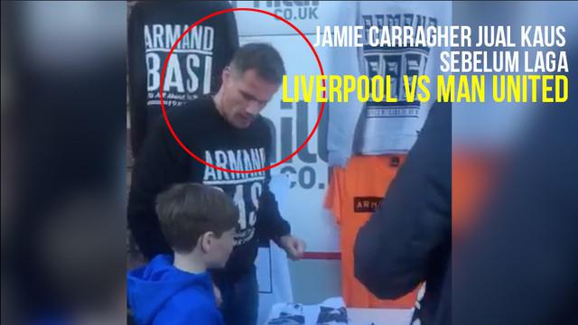 Jamie Carragher, legenda Liverpool tertangkap kamera menjual kaus di luar Anfield sebelum laga Liverpool melawan Manchester United.