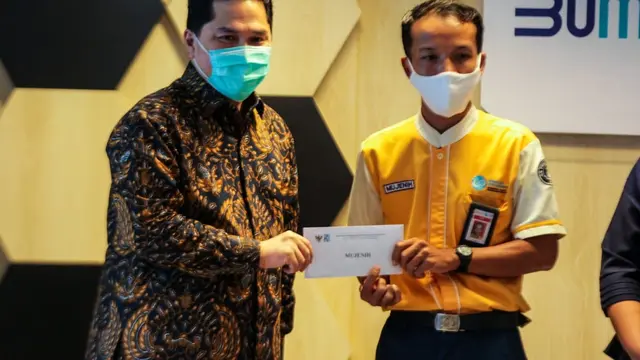 Erick Thohir menyerahkan apresiasi bagi petugas KRL yang temukan uang Rp 500 juta