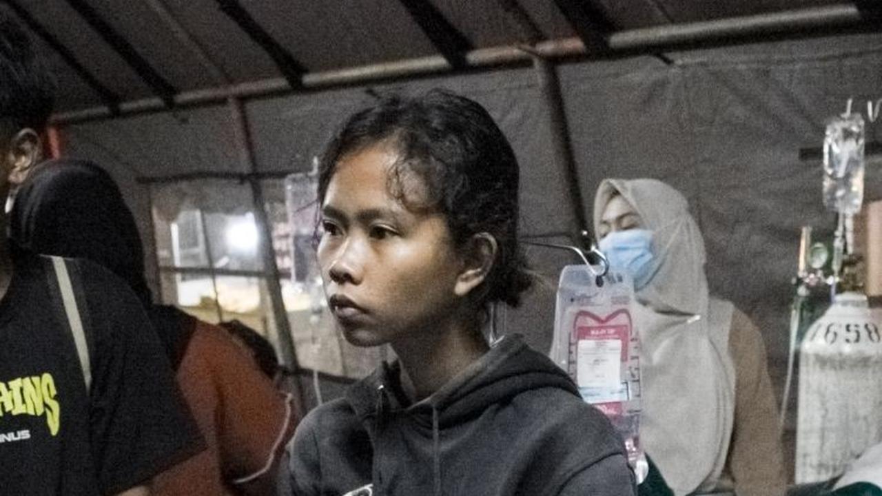 Kondisi salah satu pasien yang terdampak gempa bumi saat dievakuasi ke tenda darurat di luar RSUD Sumedang.