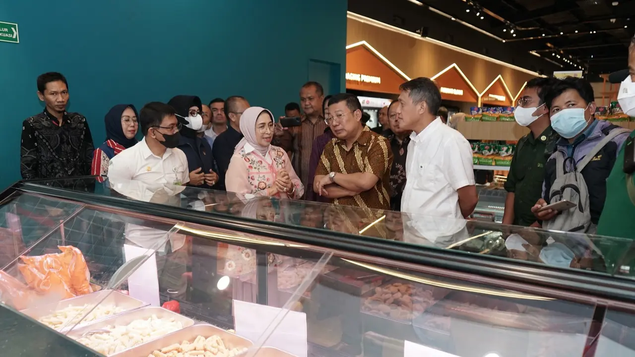 Bupati Karawang Cellica Nurrachadiana pada pembukaan Toko Daging Nusantara di Cikampek, Karawang, Jawa Barat, Selasa (7/3/2023).