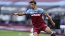 5. Aaron Cresswell (West Ham United) - Pemain berusia 30 tahun ini tampil apik saat West Ham United menahan imbang Manchester City. Dari delapan penampilannya, Aaron Cresswell telah menyumbangkan 3 assist. (AFP/John Sibley/pool)