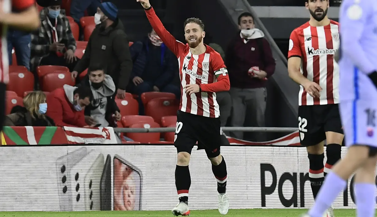 Penyerang Athletic Bilbao, Iker Muniain berselebrasi usai mencetak gol ke gawang Barcelona pada pertandingan babak 16 besar Copa del Rey Cup Spanyol di stadion San Mames di Bilbao, Jumat (21/1/2022). Kemenangan ini mengantar Athletic Bilbao melaju ke babak perempat final. (AP Photo/Alvaro Barrientos