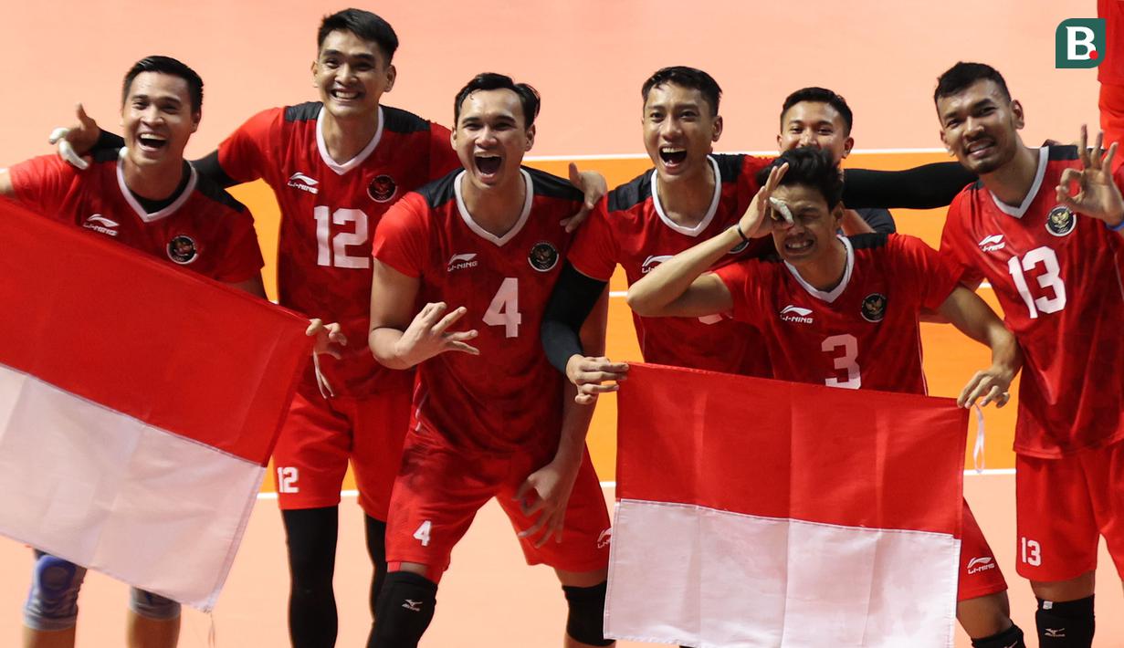 Sejumlah pemain Timnas Bola Voli Putra Indonesia merayakan kemenangan pada laga final SEA Games 2023 di Phnom Penh, Kamboja, Minggu (08/05/2023). Skuad asuhan Jeff Jiang Jie menang tiga set langsung (25-21, 25-10, 25-15) atas tuan rumah Kamboja. (Bola.com/Abdul Aziz)