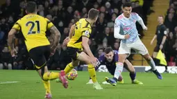 Pemain Manchester United Cristiano Ronaldo (kanan) mencetak gol yang dianulir saat melawan Watford pada pertandingan sepak bola Liga Inggris di Vicarage Road, Watford, Inggris, 20 November, 2021. Watford menang 4-1. (AP Photo/Frank Augstein)