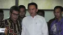 Ahok ditemani Johan Budi keluar gedung KPK usai melaporkan hasil temuannya, Jakarta, Jumat (27/2/2015). Kedatangan Ahok untuk melaporkan temuan dana siluman di Pemerintah Provinsi DKI. (Liputan6.com/Herman Zakharia)