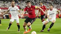 Pemain Manchester United, Harry Maguire, berusaha mengejar bola saat melawan Sevilla pada leg kedua perempat final di Ramon Sanchez Pizjuan, Jumat (21/4/2023). (AP Photo/Jose Breton)