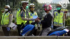 Polisi menindak pengendara sepeda motor yang melanggar aturan lalu lintas di Jalan Pasar Rumput, Manggarai, Jakarta, Selasa (21/7/2020). Polisi akan menggelar Operasi Patuh Jaya 2020 pada 23 Juli sampai 5 Agustus 2020 di seluruh Polda se-Indonesia. (merdeka.com/Imam Buhori)