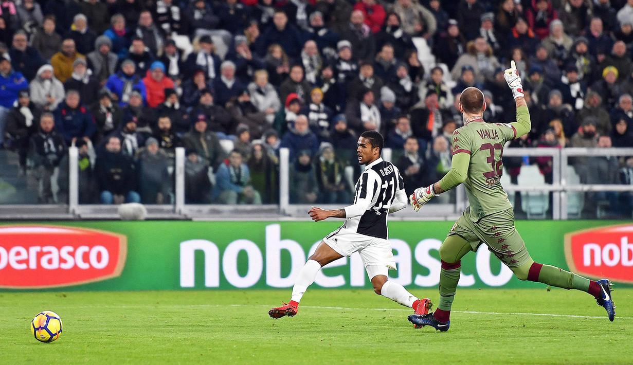 Aksi pemain Juventus, Douglas Costa saat mengecoh kiper Torino, Vanja Milinkovic-Savic pada laga perempatfinal Coppa Italia di Allianz Stadium, Turin, Italia, (3/1/2018). Juventus menang 2-0. (Alessandro Di Marco/ANSA via AP)