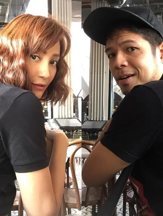 "Berawal dari dia minta foto bareng saya di sebuah acara, kencan pertama nemenin saya belanja beras 😅ngejalanin semi backstreet dari orang tua, sampai akhirnya memutuskan menikah setelah 3 tahun proses pengenalan." tulis Artika. (Instagram/artikasaridevi)