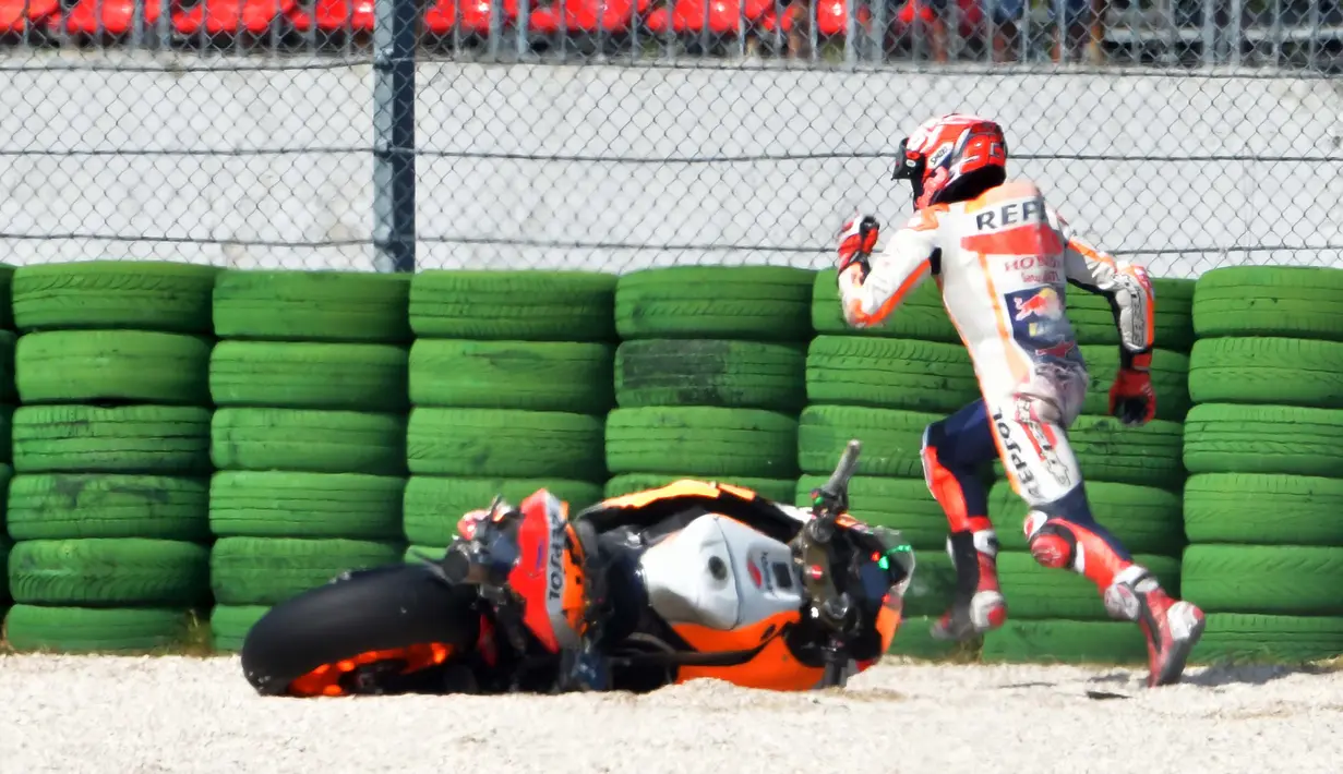 Pebalap Repsol Honda, Marc Marquez, terjatuh saat sesi kualifikasi MotoGP San Marino di Sirkuit Marco Simoncelli, Minggu (9/9/2018). Lorenzo menjadi yang tercepat dengan catatan waktu 1 menit 31,629 detik. (AFP/Tiziana Fabi)