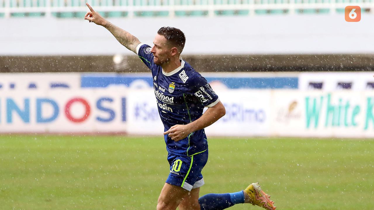 Foto: Aksi Tendangan Jarak Jauh Marc Klok ke Gawang Arema FC Bawa Persib Kembali Gusur Persija