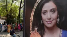 Gambar bintang Bollywood Sridevi Kapoor terlihat di luar kediamannya di Mumbai, India, Senin (26/2). Jenazah Sridevi yang meninggal pada 54 tahun karena serangan jantung di Dubai, Uni Emirat Arab akan diterbangkan kembali ke India. (PUNIT PARANJPE/AFP)