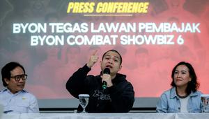 Berdasarkan hasil penelusuran, pelaku menggunakan metode sederhana namun sistematis dengan menggunakan dua perangkat telepon genggam. Perangkat pertama digunakan untuk memutar tayangan resmi, sementara yang kedua menyorot layar pertama dan disiarkan kembali melalui siaran langsung di akun TikTok pelaku pembajakan. (Bola.com/Bagaskara Lazuardi)