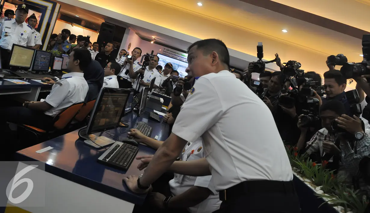 Menhub, Ignasius Jonan melihat pantauan arus mudik dalam Posko Tingkat Nasional Angkutan Lebaran Terpadu tahun 2015, di Kemenhub, Jakarta, Kamis (2/7/2015). Posko dibentuk H-15 lebaran lebih awal dari tahun lalu. (Liputan6.com/Herman Zakharia)