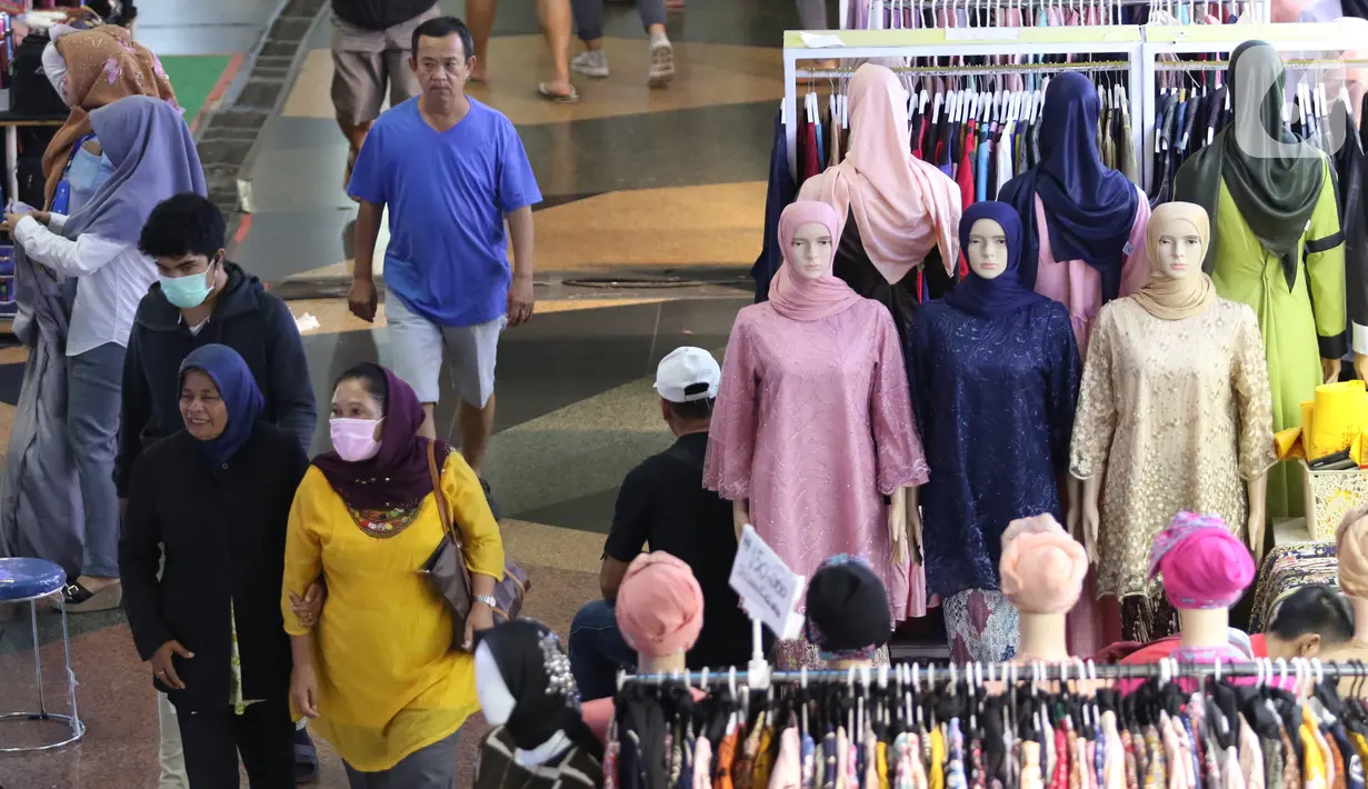 Aktivitas penjualan baju di Blok B Pasar Tanah Abang, Jakarta, Kamis (19/03). Terkait merebaknya virus Corona (Covid-19) Pasar Tanah Abang Blok B mengalami penurunan penjualan. Namun sebagian warga masih berdatangan untuk membeli kebutuhan dalam menyambut Bulan Ramadan. (Liputan6.com/Angga Yuniar)
