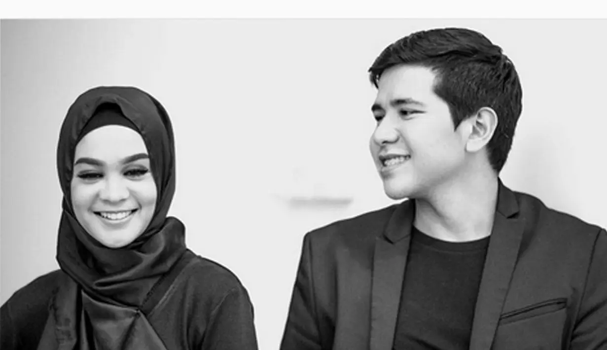 Haykal Kamil dan istrinya, Tantri Namirah, menikmati ramadhan tahun ini bersama-sama. Menjadi kali pertama bagi mereka menjalani bulan ramadhan sebagai sepasang suami dan istri.  (Instagram/haykalkamil)