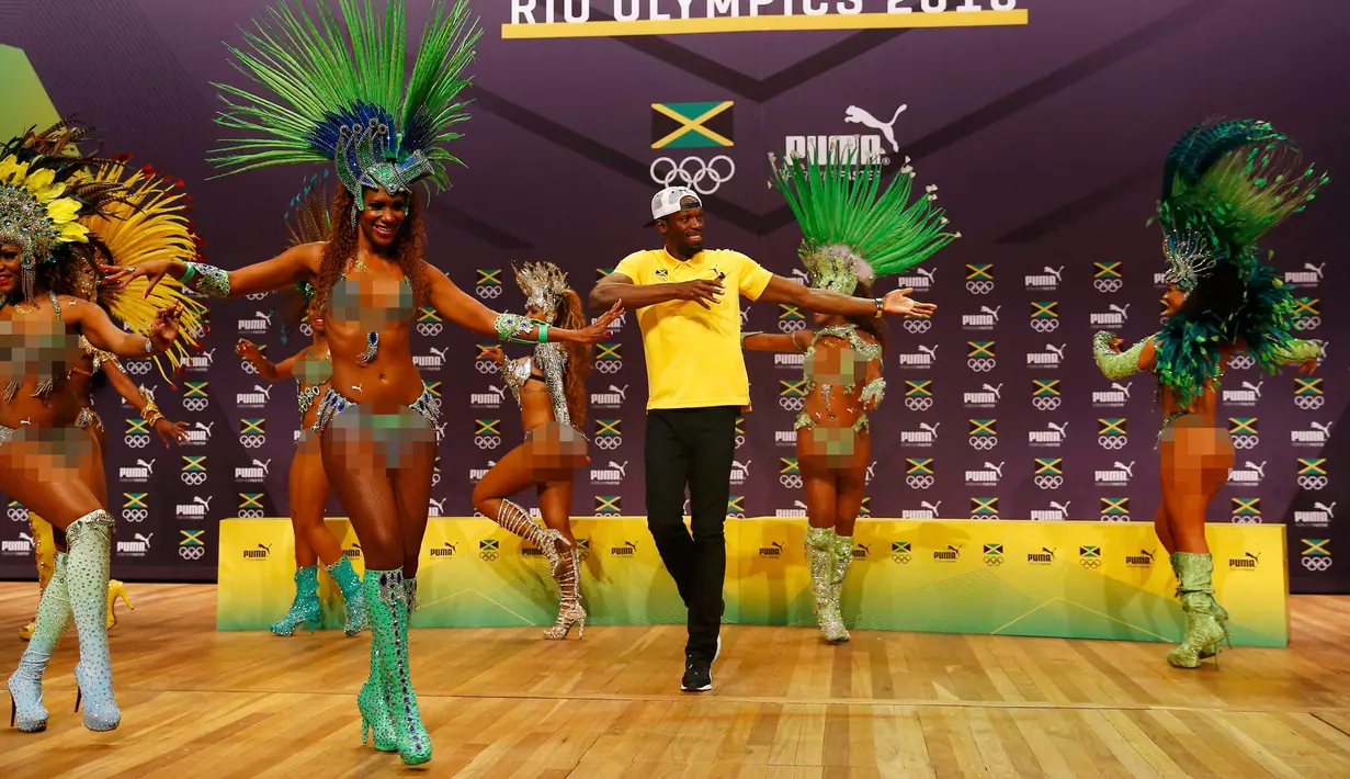 Pelari asal Jamaika, Usain Bolt saat menari samba bersama penari saat konferensi pers cabang atletik Olimpiade Rio 2016 di Rio de Janeiro, Brasil, (8/8). Bolt adalah pemegang rekor dunia lari 100m dan 200m putra saat ini. (REUTERS/Nacho Doce)